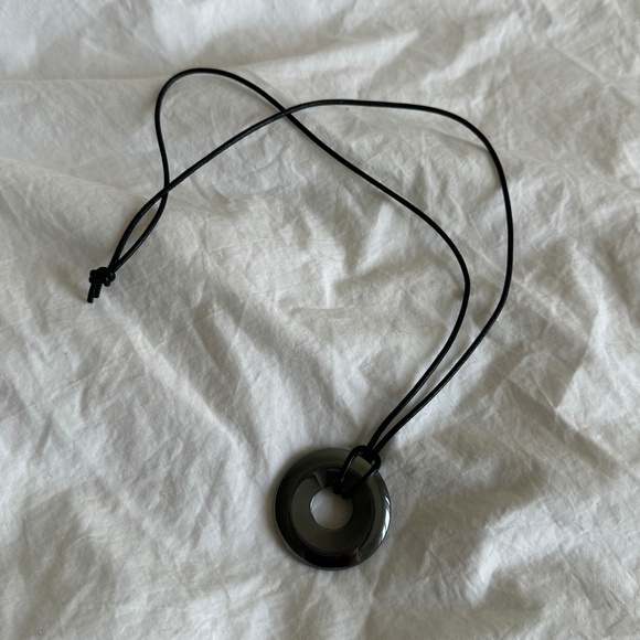 Vintage stylish elegant leather cord dark grey onyx donut pendant necklace - Picture 1 of 11